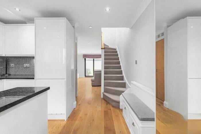 2 Bedroom Property To Rent In The Broadway, London, NW7