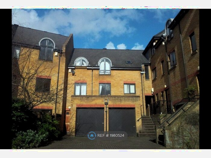 2 Bedroom Maisonette To Rent In Fowey Close, London, E1W