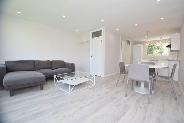2 Bedroom Flat To Rent In Park Farm Close, London, N2