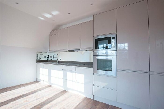 2 Bedroom Apartment To Rent In Queens Avenue, London, N10
