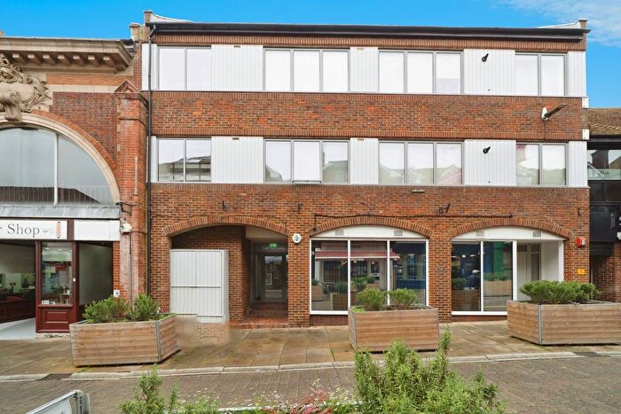 1 Bedroom Flat For Sale In High Street, Leatherhead, Surrey, KT22