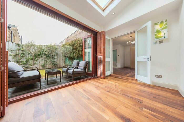 1 Bedroom Flat To Rent In Merton Road, Southfields, London, SW18