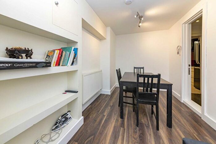 5 Bedroom Semi-Detached House To Rent In Fredericks Row, Angel, EC1V