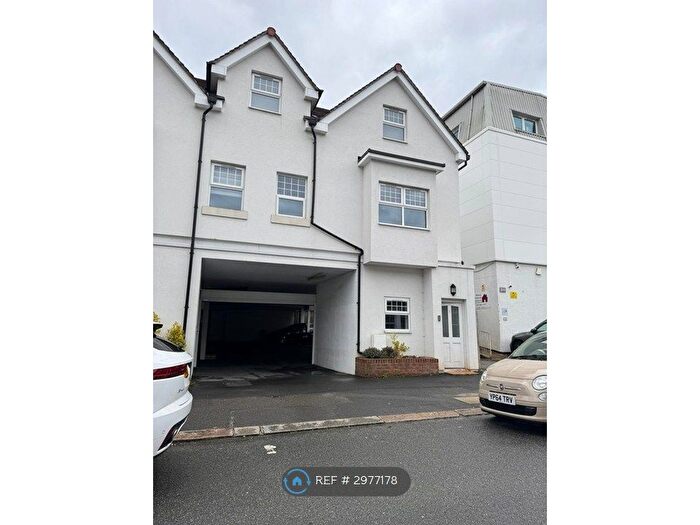 2 Bedroom Flat To Rent In Platinum Apartments, Kenley, CR8