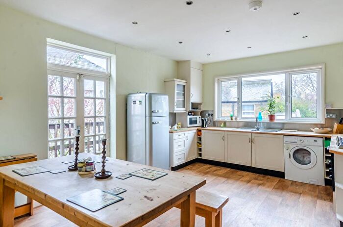 3 Bedroom Maisonette For Sale In Wandsworth Bridge Road, Fulham Broadway, London, SW6