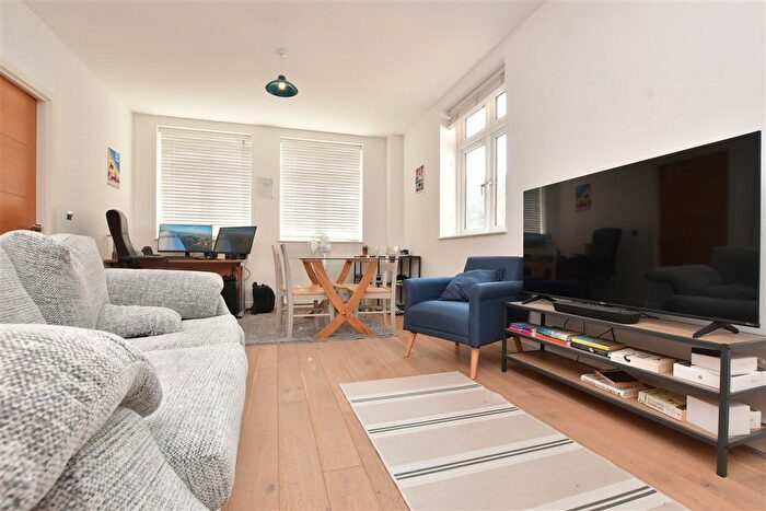 1 Bedroom Flat For Sale In Bell Street, Reigate, Surrey, RH2