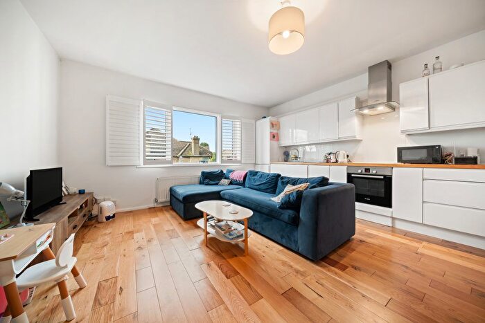 2 Bedroom Flat To Rent In Minster Road, West Hampstead, NW2