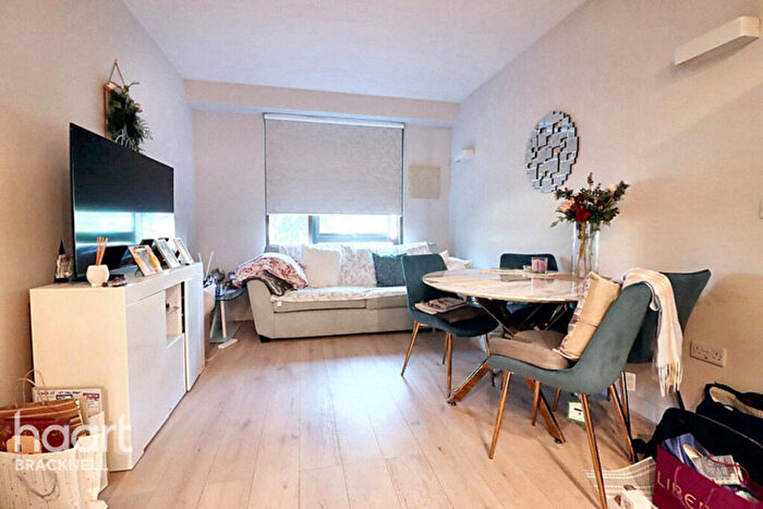 2 Bedroom Apartment For Sale In Wokingham Road, Bracknell, RG42