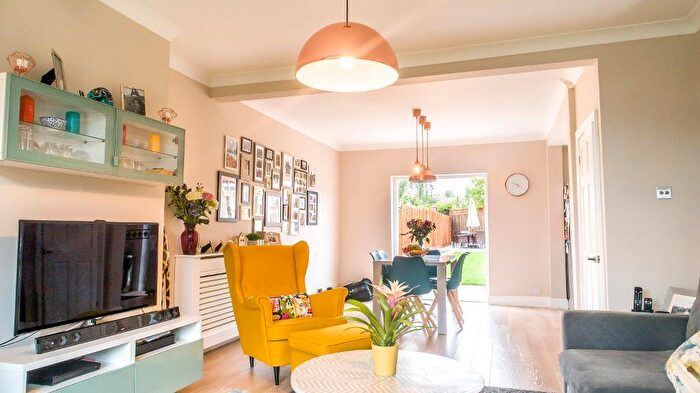 4 Bedroom Semi-Detached House To Rent In Northall Road, Barnehurst, Bexleyheath, DA7