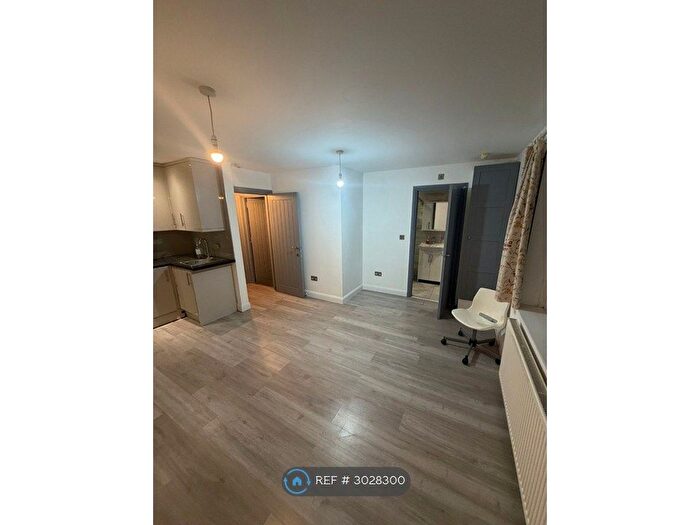 2 Bedroom Flat To Rent In Norbury, London, SW16