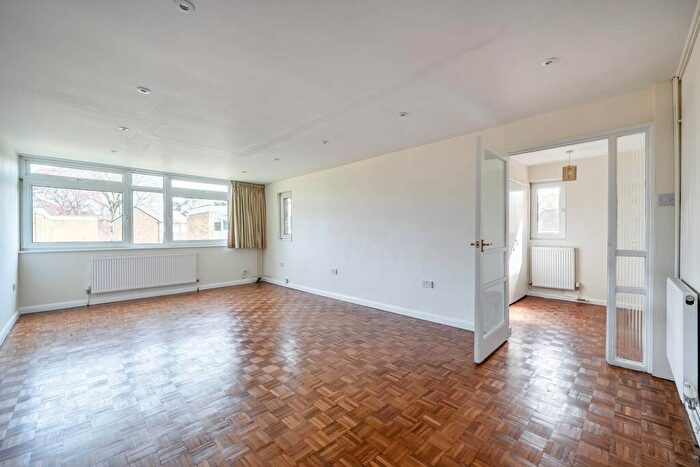 3 Bedroom Flat To Rent In Chobham Road, Horsell, Woking, GU21