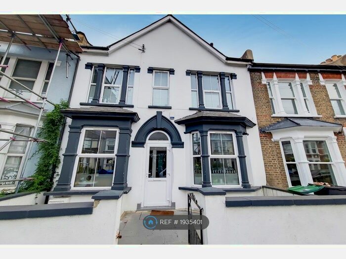 3 Bedroom Flat To Rent In Harringay Road, London, N15