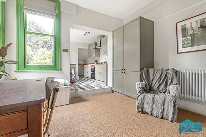 2 Bedroom Apartment For Sale In Sutton Road, London, N10