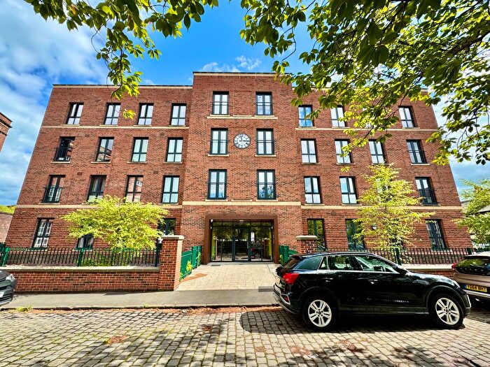2 Bedroom Flat To Rent In Park Green, Macclesfield, SK11