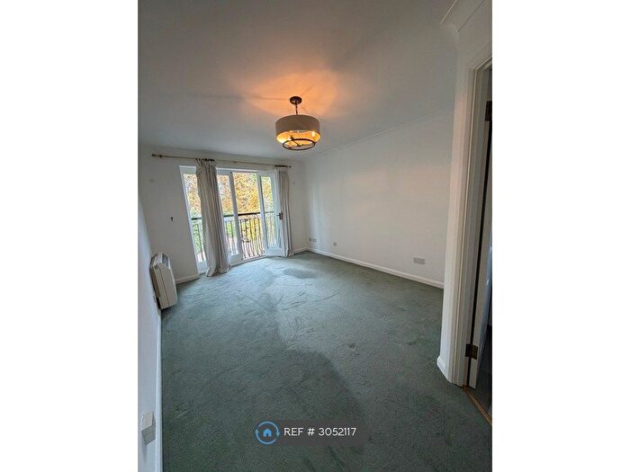 1 Bedroom Flat To Rent In Rosebank Close, Teddington, TW11