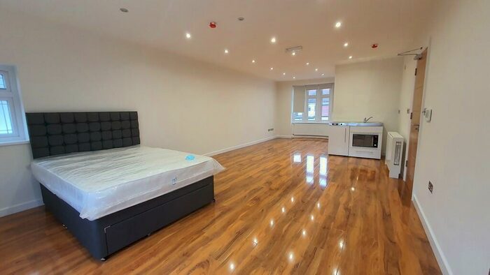 Studio To Rent In Longwood Gardens, IG5