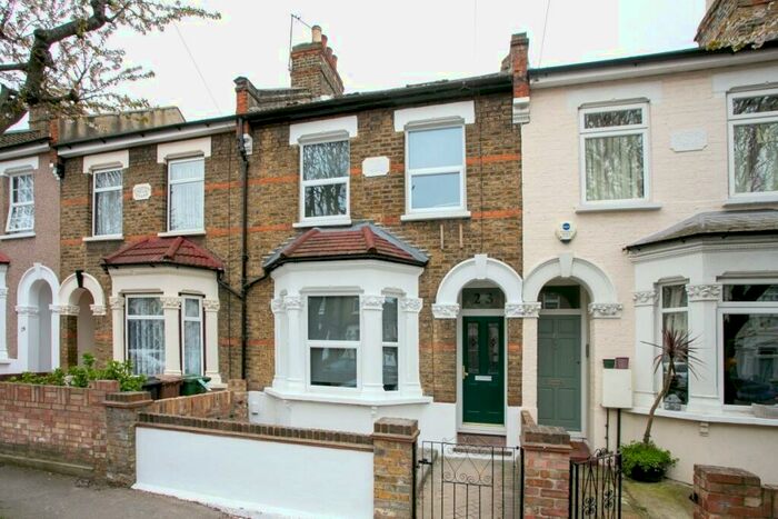 Flat To Rent In Chestnut Avenue North, Walthamstow, E17