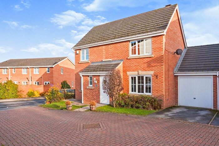 4 Bedroom Link Detached House For Sale In The Oaks, Leeds, West Yorkshire, LS10