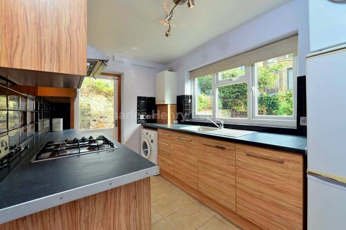 2 Bedroom Flat To Rent In Quakers Walk, Winchmore Hill N21