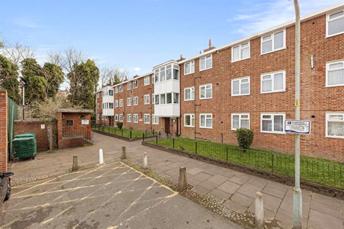 2 Bedroom Flat To Rent In Windsor Grove, London, SE27
