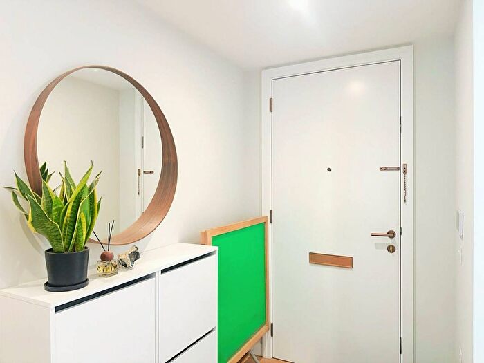 2 Bedroom Flat To Rent In Valentine House, Fulham, London, SW6