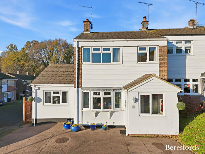 3 Bedroom End Of Terrace House For Sale In Holbrook Close, Billericay, CM11