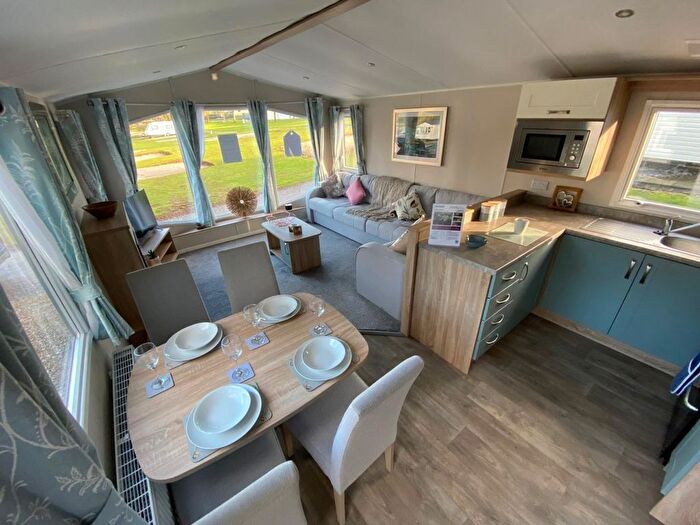 2 Bedroom Park Home For Sale In Newhaven, Buxton, SK17