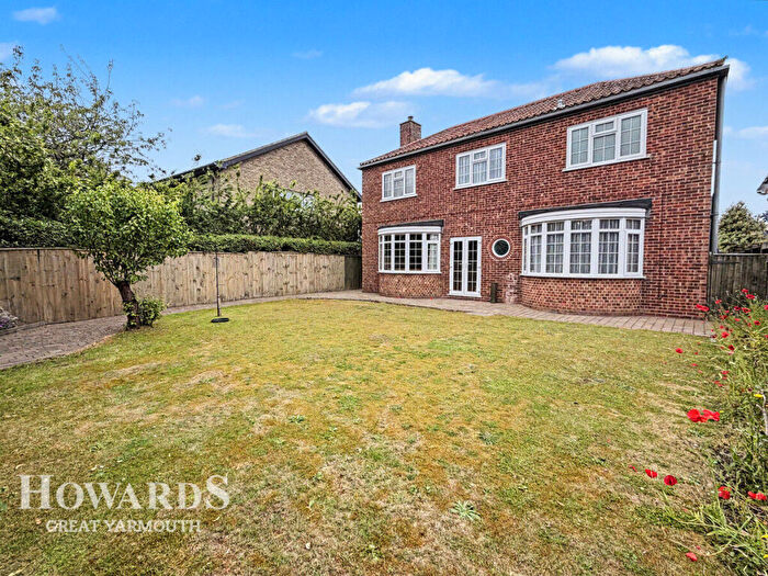 4 Bedroom Detached House For Sale In Lawn Avenue, Great Yarmouth, NR30