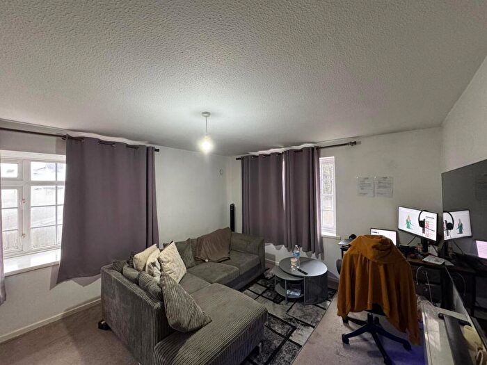 2 Bedroom Flat To Rent In Mayford Close, Beckenham, BR3