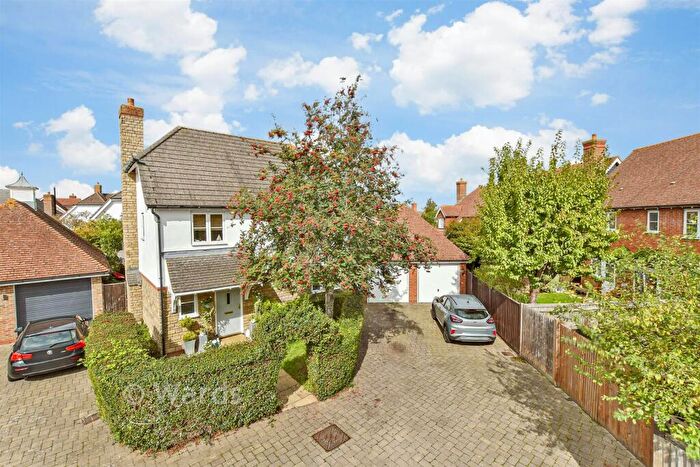 4 Bedroom Detached House For Sale In Dawn Lane, Kings Hill, West Malling, Kent, ME19