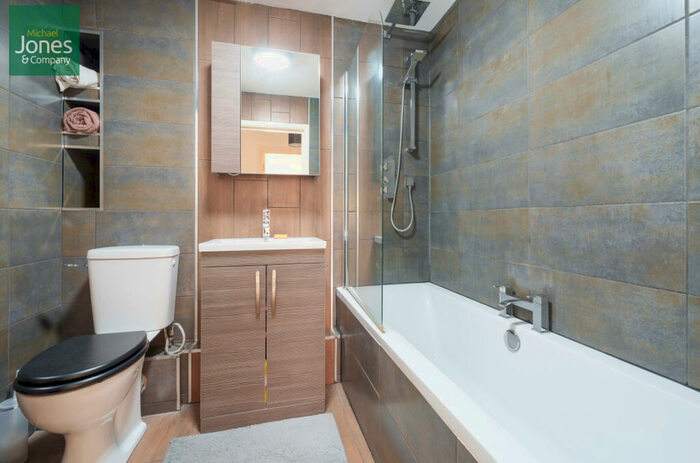 2 Bedroom Flat To Rent In - Portland Road, Worthing, West Sussex, BN11