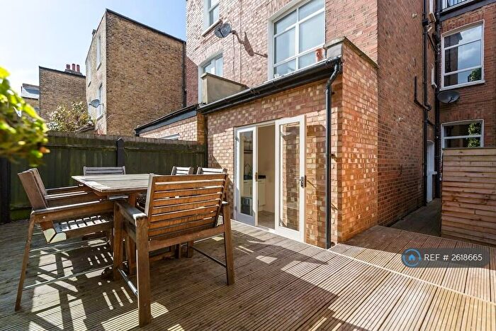 2 Bedroom Flat To Rent In Boundaries Road, London, SW12