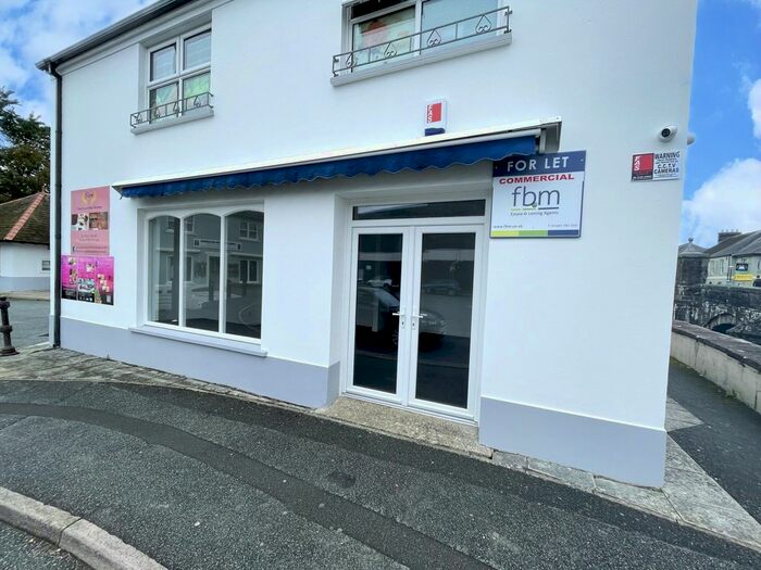 Town House To Rent In Bridge House, Swan Square, Haverfordwest, Pembrokeshire, SA61