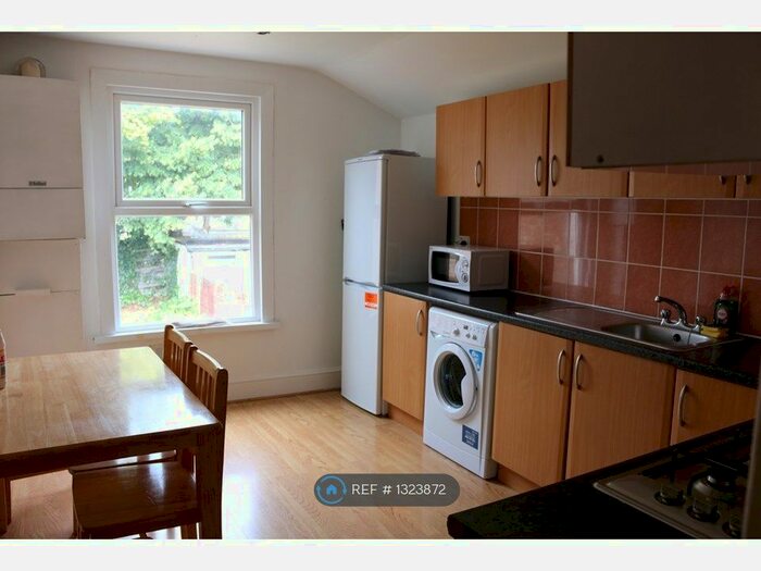 2 Bedroom Flat To Rent In Kensington Avenue, London E12