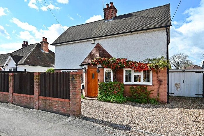 3 Bedroom Detached House For Sale In Sandhurst Road, Yateley, Hampshire, GU46