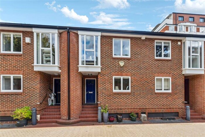 2 Bedroom Mews For Sale In Graces Mews, Abbey Road, London, NW8