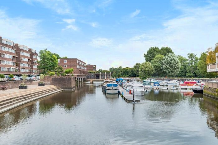 1 Bedroom Flat To Rent In Justin Close, Brentford, TW8