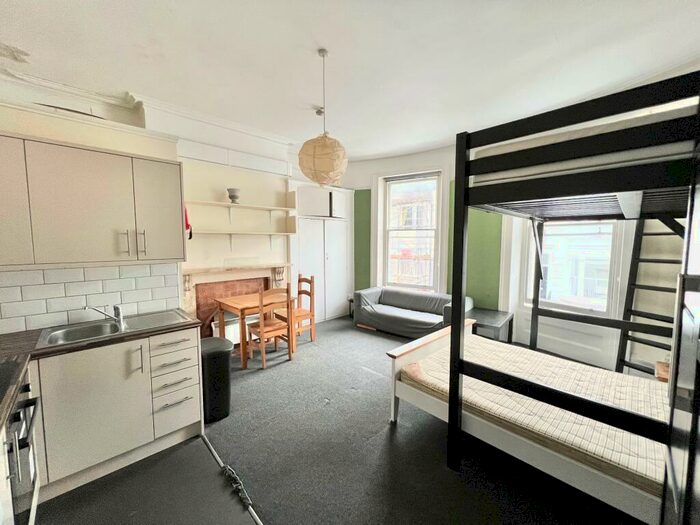 Apartment To Rent In St. Georges Terrace, Brighton, BN2