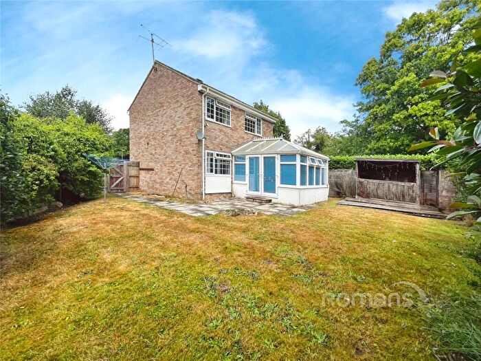 3 Bedroom Detached House For Sale In Woburn Avenue, Farnborough, Hampshire, GU14