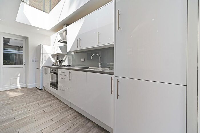 2 Bedroom Flat For Sale In Chaucer Road, London, W3