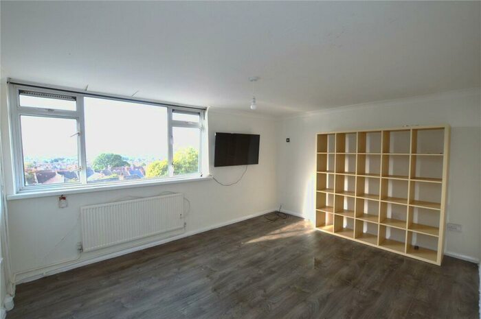 2 Bedroom Apartment To Rent In The Lawns, London, SE19
