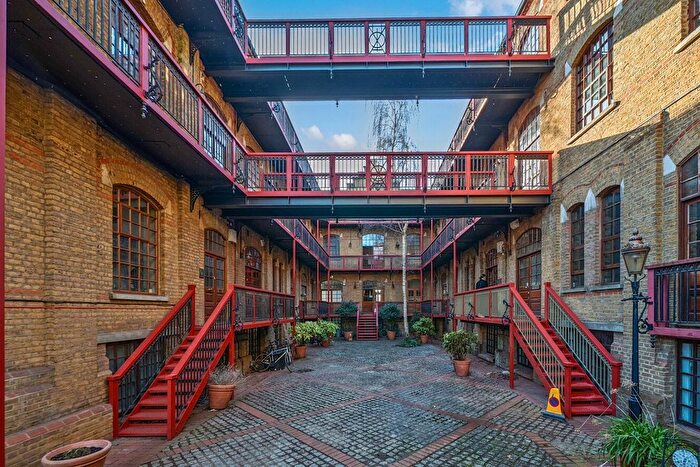 1 Bedroom Flat For Sale In Battersea Park Road, Battersea, London, SW11