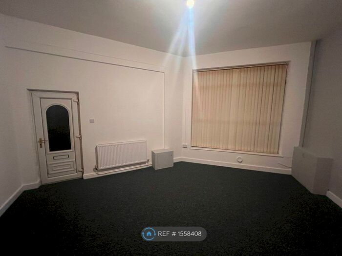 2 Bedroom Flat To Rent In Shelley Grove, Droylsden, Manchester, M43