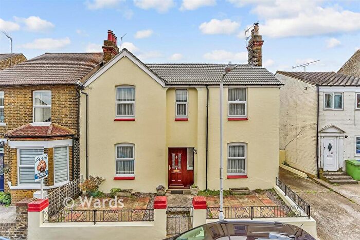 4 Bedroom Semi Detached House For Sale In Bayford Road, Sittingbourne, Kent, ME10