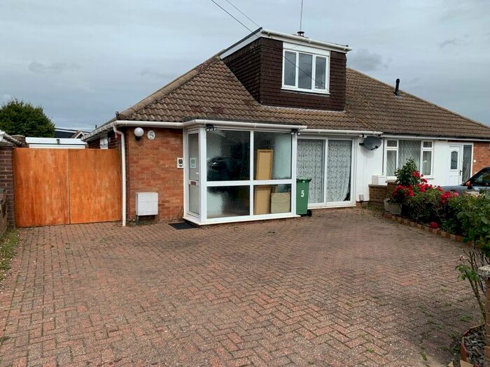 3 Bedroom Bungalow For Sale In King William Close, Barton-Le-Clay, Bedfordshire, MK45