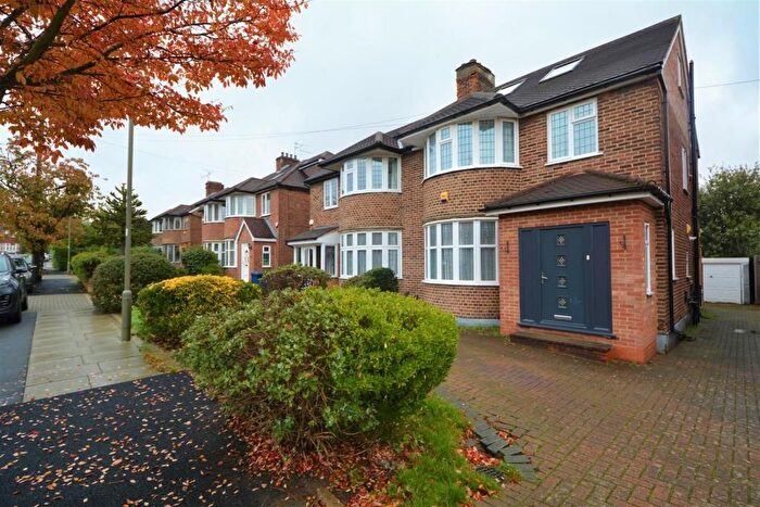 4 Bedroom Semi-Detached House To Rent In Linkside, London, N12