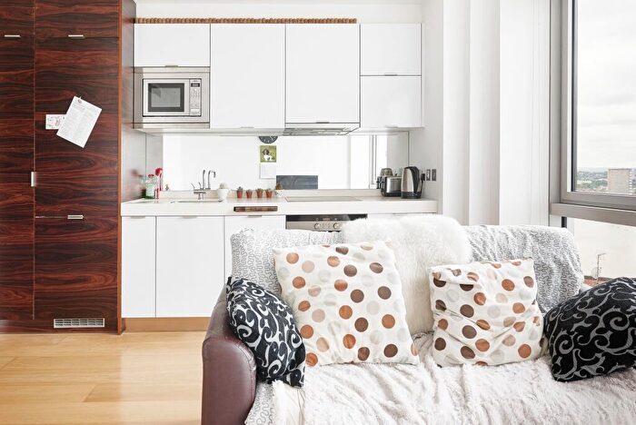 Flat To Rent In Ontario Tower, Fairmont Avenue, E14