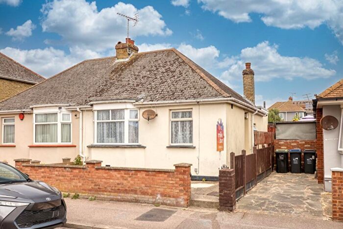 2 Bedroom Bungalow For Sale In Kings Avenue, Ramsgate, CT12