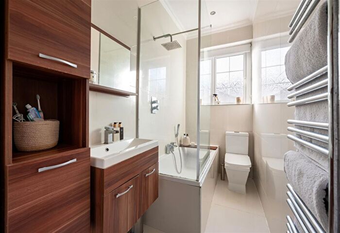 1 Bedroom Flat For Sale In Grosvenor Road, London, E11