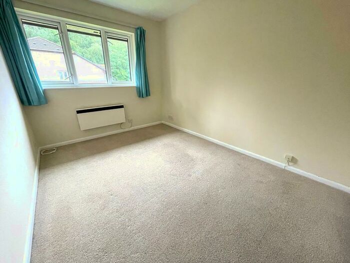 2 Bedroom Flat For Sale In Two Bedroom Top Floor Apartment Sold With No Forward Chain!, SO30